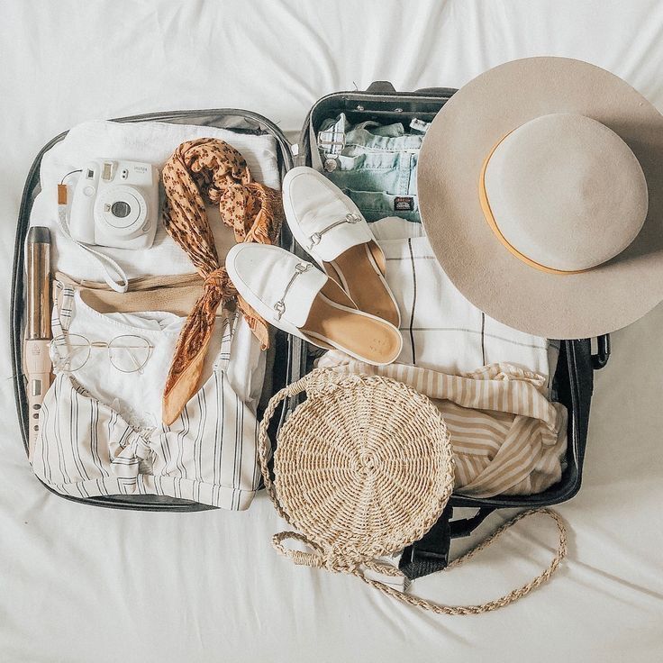 Koffer met zonnehoed en omslagdoek